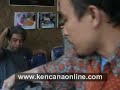 Ditengah kesulitan ekonomi, salah satunya akibat kenaikan harga bahan bakar minyak maupun harga gas elpiji, kini tumbuh prakarsa masyarakat membuat kompor dengan bahan bakar biji jarak. Kompor ini bisa dibuat sendiri karena mirip dengan kompor minyak tanah atau mdifikasi kompor mitan lama anda- hanya hilangkan lobang sumbu dengan menutupnya oleh logam dengan cara patri. Masukan biji jarak kering memenuhi ruang sumbu sampai penuh, berikan starter dan nyalakan. Dijamin 1 jam akan menyala tanpa perlu minyak tanah lagi.Biji jarak itu sendiri(dengan cangkang) berasal dari tanaman jarak pagar yang bisa ditanam di pekarangan anda. Biji ini mengandung 20-40% minyak nabati, namun bagian inti biji (biji tanpa cangkang) dapat mengandung 45-60% minyak kasar. Berdasarkan analisis terhadap komposisi asam lemak dari 11 provenans jarak pagar, diketahui bahwa asam lemak yang dominan adalah asam oleat, asam linoleat, asam stearat, dan asam palmitat. Komposisi asam oleat dan asam linoleat bervariasi, sementara dua asam lemak yang tersisa, yang kebetulan merupakan asam lemak jenuh, berada pada komposisi yang relatif tetap (Heller 1996).Jarak pagar dipandang menarik sebagai sumber biodiesel karena kandungan minyaknya yang tinggi, tidak berkompetisi untuk pemanfaatan lain (misalnya jika dibandingkan dengan kelapa sawit atau tebu), dan memiliki karakteristik agronomi yang sangat menarik.__________________________________________CIMAHI, (PRLM) - Kompor biji jarak memberikan solusi bagi para petani tanaman jarak agar mereka tidak perlu ikut mengantre minyak tanah, karena kompor itu memanfaatkan jarak menjadi bahan pengganti minyak tanah. Sebelumnya, petani banyak yang membabat tanaman jarak, karena program pemerintah menggalakkan tanaman jarak tidak disertai tindak lanjut.