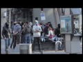 A todos nos sorprendió la cantidad de efectivos, desproporcionado, y mas teniendo en cuenta que no hubo incidentes. Pero sin duda, los protagonistas de la manifestación fueron ellos, los secretas, llamando la atención con sus movimientos extraños y como no, su actitud siempre desafiante. Si, llamáis mucho la atención. (también los que se quitan el brazalete para meterse entre la gente) Una señora mayor me comentaba que había visto a unos jóvenes debajo de su balcón, 