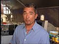 Cesar Millan alimenta a su manada Cesar Millan alimenta a su manada