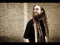 Promoe ft. Magnus Betnér - Yta I own no copyright! Lyrics: Stananana ååh stanna wåhoy stanna wahay Vi vill ha platt mage platt tv platt allt platt mage platt tv platt allt platt mage platt tv platt allt utom ett par utstickande silikonpattar platt mage platt tv platt allt pladderimass faller pladask platt fall snabbare än vad det tar för dig att säga flaskhals skär du nån i ansiktet sen hamnar du på nån anstalt kommer ut och börjar genast handla med nå gangstrar men dom gillar inte hur du hamstrar upp deras tatt av cahsen gömda i ditt bankfank bäst att du hostar upp eller ligger lågt annars blir det pang pang dom plattar till dig bokstavligen som dom bankar synd att du har plasma tv men ingen blodplasma jag vet väl att man måste hussla men inte ha allt det där som får dig att fastna i hamsterhjulet skott i hals å huvet för folk är du bara en gangsterskjuten å det gör det bara allt för tydligt att allt är ytligt men det måste finnas nånting under ytan vi måste komma underfund med hur fan vi ska klara av å leva våra liv när allting bara känns platt det måste finnas nånting under ytan vi måste komma underfund med hur fan vi ska klara av å leva våra liv när allting bara känns platt platt mage platt tv platt allt förutom ett par utstickande silikonpattar ända till trenden vänder du plockar ut implataten för dina tvenne vänner ömma mn å svennes händer fummlande känner klämmer ryggen värker spelar mindre roll att förstoringen lämnar henne eller hur dom hänger vafan har hänt med <b>...</b>