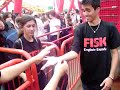 dan�ando na Fila do playcenter