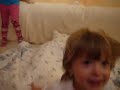 Karolinka s Evelinkou skacou po hlave na posteli