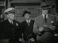 dick tracy is faced with a series of brutal murders in which the victims,all from different social and economic backgrounds, are viciously slashed to pieces.