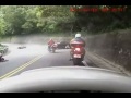 Un coche invade el carril contrario y se come una moto