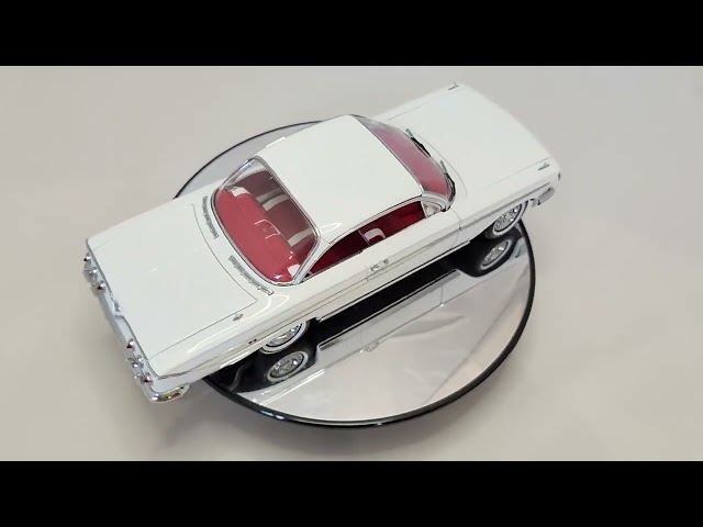 1961 Chevrolet Impala SS 409 Coupe White 1:18 Diecast Rare dans Art et objets de collection  à Région des lacs Kawartha