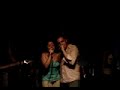 La Peque cantando y bailando