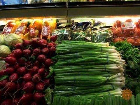 junk food - There's a growing backlash to Americans' love affair with fast-food, pizza and other waist-expanding fare - and marketers are paying attention. Lee Cowan rep...