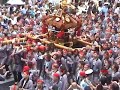 深川のお祭りは「ワッショイ、ワッシヨイ」の伝統的な掛け声と「水掛け祭」の別名通り、沿道の観衆から担ぎ手に清めの水が浴びせられ、担ぎ手と観衆が一体となって盛り上がるのが特徴。
