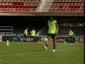 Ronaldinho houdt een balletje hoog