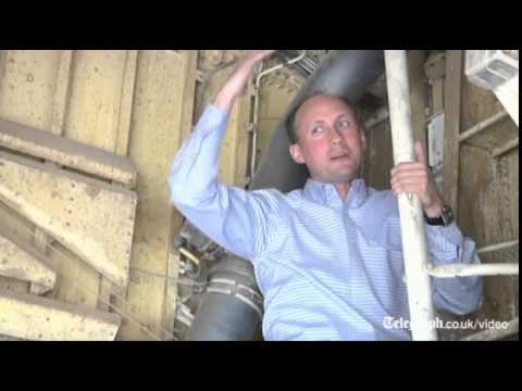 Boy - Aviation expert demonstrates how a 16-year-old boy stowed away in the nose-wheel compartment of a passenger jet during a flight from California to Hawaii describing his survival as