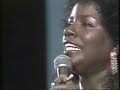 Gloria Gaynor y las antorchas en Vi�a 1980