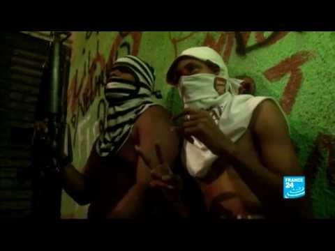 brésil - Avant la Coupe du monde de football de 2014, les autorités veulent sécuriser Rio et ses favelas, souvent contrôlées par les narcotrafiquants. La reconquête a...