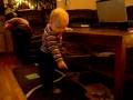 videos de Ställer sig vid bordet och sätter sig igen