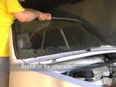 Audi 80 B1 – Removing the Windshield