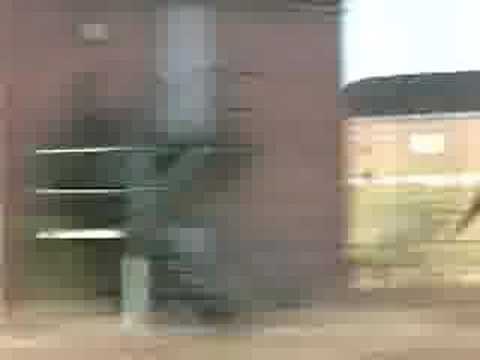 train is passing by Edinburgh Airport, 列車在愛丁堡機場旁駛過