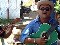 En esta canción, El dúo folklórico de Santa Rita, le hace un homenaje a las victimas, del hecho suscitado el día sábado 22 de Marzo del 2008, en la vía Falcón-Zulia, en Venezuela. Donde murieron catorce (14) personas calcinadas y más de 20 heridos, el accidente ocurrió a las 7:00 p.m. del sábado en el sector La Cataneja 2, en el municipio Miranda del estado Zulia, a dos kilómetros de la línea divisoria entre esta localidad y la entidad falconiana. Las víctimas eran del Consejo de Ciruma, Corral de Navas y Palito Blanco (municipio Miranda). Un minibús, con 40 personas, venían de Miramar, se volcó y posteriormente explotó en el sector La Cataneja 2, del municipio Miranda de la Costa Oriental del Lago.En la canción se describe que entre las victimas, murió una niña de 3 años y hubo uno que trato de sacarla, pero el bus exploto. En el sitio murieron once (11) y luego se le sumaron tres mal herido para un total catorce (14) victimas fatales. También se relata que una madre dijo en el cofre: 