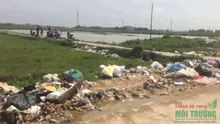 Huyện Yên Phong (Bắc Ninh): Người dân trèo lên rác để đi?!