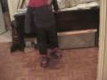 Johnny construit une maquette de skate parc et Eddie essaie ses patins � roulettes