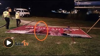 Lagi gambar Dr M kena turun