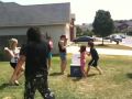 videos de Cousin's water balloon fight