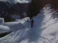 skieen tussen de huisjes door