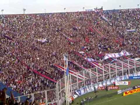 Hinchas cantando en el estadio Pedro Bidegain