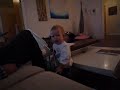 Olivia (19mnd) spiller på tromme