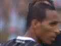 Watch 'Braziliaanse doelman scoort honderdste doelpunt'