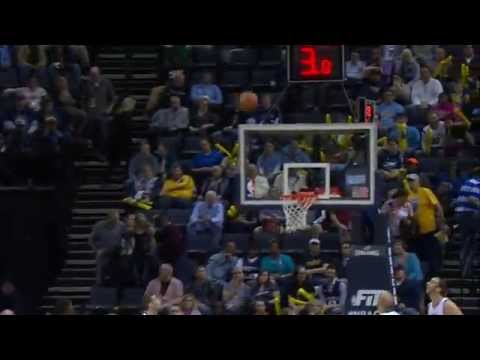 Alonzo Gee Gets Through Memphis Defense for Strong Put-back Jam