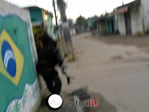 Veja imagens completa de flagrante de traficantes em fuga na comunidade do Rola no Rio.
