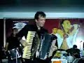 Waldonys tocando s� no baixo e depois tocando brasileirinho.