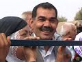 Son günlerde artış gösteren terör saldırıları Suriye`deki akrabalarını ziyaret etmek için sınırı geçen vatandaşlara da yansıdı.



 

 

Suriye Sınırını geçen vatandaşlar her yıl ziyaret ettikleri akrabalarını bu yıl son günlerde artış gösteren terör saldırıları ve şehit cenazeleri  yüzünden buruk bir şekilde bayramı yaşadıkların ifade ettiler. 

Sabah saat 09.00'dan itibaren Mardin'in Nusaybin ilçesi Hudut sınır kapısından Suriye'ye geçiş yapmaya başlayan vatandaşlar sınır kapısı önünde uzun kuyruklar oluşturdu.

Suriyeliler, vatandaşlarımızı İbrahim Tatlıses'in 'zalim zalim' şarkısı ve 'Mardin Kapı şen Olur' türküsüyle karşıladı. Nusaybin ve Suriye Kaymakamları ise iki ülke arasındaki dostluğun yüzyıllara dayandığını ve bu dostluğun süreceği mesajını verdiler. Saat 10:00'da Nusaybin Kaymakamı Ersin Emiroğlu ve askeri erkam Hudut Sınır kapısına gelerek, Suriye tarafına geçtiler. Sınır kapısında Kamışlı Kaymakamı General Talat Selem tarafından karşılanan Nusaybin Mülki Erkanı, Suriye Raha Süryani Folklor koro ve gösteri ekibleri tarafından İbrahim Tatlıses'in 'zalim zalim' ve 'Mardin Kapı şen olur' müzikleriyle karşılandı. 

Süryani Folklor ekibinin gösterisinden sonra Bayramlaşmayla ilgili açıklama yapana Nusaybin Kaymakamı Ersin Emiroğlu, her iki ülke arasındaki akrabalık ilişkilerinin bu bayramlarla taçlandırıldığını, ilişkilerin ziyadesiyle güçlendirildiği bir güne de aracı oldukları için mutluluk duyduğunu belirterek; 