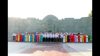 Đoàn đại biểu Lễ trao quyết định kết nạp đảng viên nhân dịp kỷ niệm 60 năm Ngày thành lập tỉnh dâng hoa, dâng hương tại Đài tưởng niệm Bác Hồ