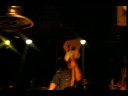 videos de Ben Vaughn se marca un malabarismo con la guitarra en Bilbao