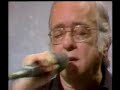 Dois dos criadores da Bossa Nova, Vinícius de Moraes (no microfone) e Tom Jobim (ao piano), com dois de seus maiores parceiros, Toquinho (no violão) e Miúcha (mãe de Bebel Gilberto, ao microfone) cantando duas músicas. Vinícius de Moraes e Tom Jobim, representam mais do que o Brasil. Ambos representam o espírito do bairro e da praia de Ipanema, a cidade do Rio de Janeiro e seu povo, os Cariocas. Vinícius de Moraes, Tom Jobim, Toquinho and Miúcha - music: Berimbau & Consolação -- Two of the Bossa Nova's creators, Vinícius de Moraes (at the microphone) and Tom Jobim (at piano) with two of yours best partners, Toquinho (acoustic guitar) and Miúcha (Bebel Gilberto's mother, at the microphone), singing a mix of two musics. Vinícius de Moraes and Tom Jobim, represent more than Brazil. Both represent the Ipanema's spirit, the quarter, the beach, and the city and people of Rio de Janeiro, the Cariocas.