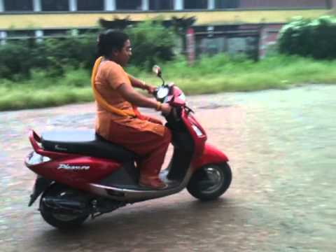 how to drive a scooty