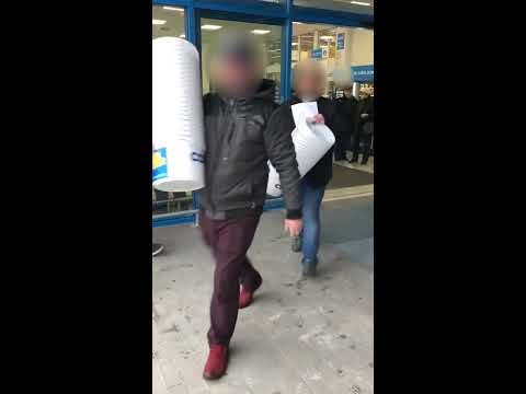 Żenada we Włocławku na otwarciu Castoramy. Tak wynosili darmowe wiadra