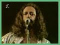 alceu de paiva valen�a (s�o bento do una, 1 de julho de 1946) � um cantor e compositor brasileiro. seu disco de estr�ia foi gravado em parceria com geraldo azevedo.
nasceu no interior de pernambuco, nos limites do sert�o com o agreste. � considerado um artista que atingiu maior equil�brio est�tico entre as bases musicais nordestinas com o universo dos sons el�tricos da m�sica pop. influenciado pelos negros maracatus, cocos e repentes de viola, alceu conseguiu utilizar a guitarra, - que chegou a galope montada nas costas do rock and roll de elvis - com baixo el�trico e, mais tarde, com o sintetizador eletr�nico nas suas can��es.
por conta disso, conseguiu dar nova vida a uma gama de ritmos regionais, como o bai�o, coco, toada, maracatu, frevo, caboclinhos e embolada e repentes cantados com bases rock'n'roll. sua m�sica e seu universo tem�tico s�o universais, mas a sua base est�tica est� fincada na nordestinidade.
o envolvimento de alceu com a m�sica come�a na inf�ncia, atrav�s dos cantadores de feira da sua cidade natal. jackson do pandeiro, luiz gonzaga e marin�s, tr�s dos principais irradiadores da cultura musical nordestina, foram captados por ele pelos nost�lgicos servi�os de alto-falante da cidade. em casa, a forma��o ficou por conta do av�, orestes alves valen�a, que era poeta e violeiro. aos 10 anos vai para recife, onde mant�m contato com a cultura urbana, e ouve a m�sica de orlando silva e dalva de oliveira, alternando com o emergente e rebelde ritmo de little richard, ray charles e outros �cones da chamada primeira gera��o do rock'n'roll.
rec�m-formado em direito no recife, em 1969, desiste das carreiras de advogado e jornalista - trabalhou como correspondente do jornal do brasil - e resolve apostar no talento e na sensibilidade art�stica.
em recife, a profus�o de folguedos vindos de todas as regi�es do estado, notadamente no carnaval, onde at� hoje os grupos se confraternizam, seria decisiva na solidifica��o de uma das mais febris personalidades da m�sica brasileira. inerente a sua obra, o sentido cosmopolita de fazer arte, de forma direta e que refletisse a sua viv�ncia e bagagem cultural de homem nordestino, sua hist�ria, seu povo e as novidades da m�sica. a partir da�, o mago de pernambuco amadurece a id�ia de colocar a guitarra e o teclado nessas vertentes da m�sica da sua regi�o. a atitude em si n�o � novidade visto que os tropicalistas j� tinham fundido o bai�o de luiz gonzaga com as guitarras. alceu, entretanto foi mais fundo: pesquisou duplas de emboladores como beija flor e treme terra, geraldo mouzinho e caximbinho, embolou-se com os maracatus de pernambuco, bebeu na fonte dos aboios mouriscos, dos p�fanos, rabecas e pandeiros, cozinhou tudo na panela do rock, e o resultado � uma obra atemporal, de qualidade.
em 1971, vai para o rio de janeiro com o amigo e incentivador geraldo azevedo. come�a a participar de festivais universit�rios, como o da tv tupi com a faixa planet�rio. nada acontece. nenhuma classifica��o, pois a orquestra do evento n�o conseguiu tocar o arranjo da can��o.