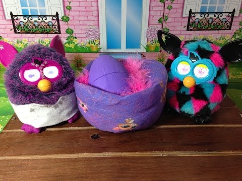 furby - Continuando a brincadeira com os meus Furbies.... A Lulu botou um ovo e agora ela vai ser mamae e o meu Furby Boom Toby vai ser papai. Espero que gostem. Pes...