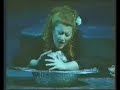richard strauss salom�
es ist kein laut zu vernehmen 
wiener philharmoniker - peter schneider -16.09.1991)
salome:  mara zampieri wiener staatoper
herodes:  horst hiestermann
herodias: leonie rysanek-gausmann

es ist kein laut zu vernehmen.
ich h�re nichts.
warum schreit er nicht, der mann?
ah! wenn einer mich zu t�ten k�me,
ich w�rde schreien,
ich w�rde mich wehren,
ich w�rde es nicht dulden!
schlag' zu, schlag' zu, naaman!
schlag' zu, sag' ich dir!
nein, ich h�re nichts.
es ist eine schreckliche stille!
ah! es ist etwas zu boden gefallen.
ich h�rte etwas fallen.
es war das schwert des henkers.
er hat angst, dieser sklave.
er hat das schwert fallen lassen!
er traut sich nicht, ihn zu t�ten.
er ist eine memme, dieser sklave.
schickt soldaten ihn!
(zu page)
komm hierher,
du warst der freund dieses toten,
nicht?
wohlan, ich sage dir:
es sind noch nicht genug tote.
geh zu den soldaten 
und befiehl ihnen,
hinabzusteigen und mir zu holen,
was ich verlange, was der tetrarch
mir versprochen hat, was mein ist!
(zu soldaten)
hierher, ihr soldaten,
geht ihr in die cisterne hinunter
und holt mir den kopf des mannes!
tetrarch, tetrarch, 
befiehl deinen soldaten,
da� sie mir den 
kopf des jokanaan holen!
(zu kopf des jokanaan)
ah! 
du wolltest mich nicht deinen mund
k�ssen lassen, jokanaan!
wohl, ich werde ihn jetzt k�ssen!
ich will mit meinen z�hnen
hineinbei�en,
wie man in eine reife frucht 
bei�en mag.
ja, ich will ihn jetzt k�ssen
deinen mund, jokanaan.
ich hab' es gesagt. 
hab' ich's nicht gesagt?
ah! ah! ich will ihn jetzt k�ssen.
aber warum siehst du mich nicht an,
jokanaan?
deine augen, 
die so schrecklich waren,
so voller wut und verachtung,
sind jetzt geschlossen.
warum sind sie geschlossen?
�ffne doch die augen!
so hebe deine lider, jokanaan!
warum siehst du mich nicht an?
hast du angst vor mir, jokanaan,
da� du mich nicht ansehen willst?
und deine zunge,
sie spricht kein wort, jokanaan,
diese scharlachnatter,
die ihren geifer gegen mich spie.
es ist seltsam, nicht?
wie kommt es, da� diese rote natter
sich nicht mehr r�hrt?
du sprachst b�se worte gegen mich,
gegen mich, salome,
die tochter der herodias,
prinzessin von jud�a.
nun wohl! 
ich lebe noch, aber du bist tot,
und dein kopf, dein kopf geh�rt mir!
ich kann mit ihm tun, was ich will.
ich kann ihn den hunden vorwerfen
und den v�geln der luft.
was die hunde �brig lassen,
sollen die v�gel der luft verzehren.
ah! jokanaan, jokanaan, 
du warst sch�n.
dein leib war eine elfenbeins�ule
auf silbernen f��en.
er war ein garten voller tauben
in der silberlilien glanz.
nichts in der welt
war so wei� wie dein leib.
nichts in der welt
war so schwarz wie dein haar.
in der ganzen welt
war nichts so rot wie dein mund.
deine stimme 
war ein weirauchgef��,
und wenn ich ansah,
h�rte ich geheimnisvolle musik.
ah! warum hast du mich nicht angesehn,
jokanaan? du legtest �ber deine augendie binde eines, 
der seinen gott schauen wollte.wohl! 
du hast deinen gott gesehn, jokanaan,
aber mich, mich, hast du nie gesehn.
h�ttest du mich gesehn, du h�ttest mich geliebt!
ich d�rste nach deiner sch�nheit.
ich hungre nach deinem leib.
nicht wein noch �pfelk�nnen mein verlangen stillen.
was soll ich jetzt tun, jokanaan?
nicht die fluten, noch die gro�en wasser 
k�nnen dieses br�nstige begehren l�schen.
oh! warum sahst du mich nicht an?
h�ttest du mich angesehn,
du h�ttest mich geliebt.
ich wei� es wohl, du h�ttest mich geliebt.
und das geheimnis der liebe ist gr��er 
als das geheimnis des todes.

herodes
(zu herodias)
sie ist ein ungeheuer, deine tochter.
ich sage dir, sie ist ein ungeheuer!

herodias
meine tochter hat recht getan.
ich m�chte jetzt hier bleiben.

herodes
ah! da spricht meines bruders weib! 
komm, ich will nicht an diesem orte bleiben.
komm, sag' ich dir!sicher, 
es wird schreckliches geschehn.
wir wollen uns im palast verbergen,
herodias,ich fange an zu erzittern.
manassah, issachar, ozias, l�scht die fackeln aus!
verbergt den mond, verbergt die sterne!
es wird schreckliches geschehn.

salome
ah! ich habe deinen mund gek��t,
jokanaan.ah! ich habe ihn gek��t, deinen mund,
es war ein bitterer geschmack auf deinenlippen.
hat es nach blut geschmeckt?
nein? doch es schmeckte vielleicht nach liebe.
sie sagen, da� die liebe bitter schmecke. 
allein was tut's? was tut's?
ich habe deinen mund gek��t, jokanaan.
ich habe ihn gek��t, deinen mund.

herodes
(zu soldaten)
man t�te dieses weib!