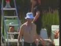 socorrista gasta una broma en una piscina XD