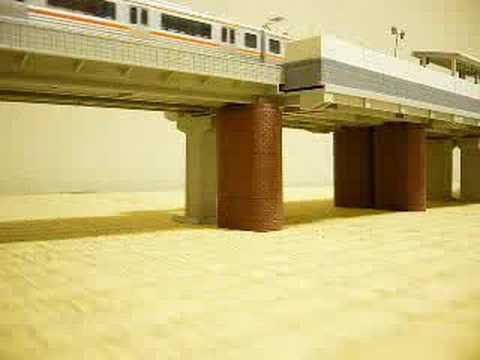 板やん西駅を出発する普通電車