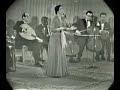 حيرت قلبي معاكحيرت قلبي معاك.. وأنا بداري واخبيقل لي أعمل إيه وياك.. ولا أعمل إيه ويا قلبيبدي اشكي لك من نار حبي.. بدي احكي لك ع اللي في قلبيوأقولك ع اللي سهرني.. وأقولك ع اللي بكانيوأصور لك ضنى روحي.. وعزة نفسي منعانييا قاسي بص في عيني.. وشوف إيه أنكتب فيهادي نظرة شوق وحنيه .. ودي دمعة بداريهاوده خيال بيين الأجفان.. فضل معاي الليل كلهسهرني بين فكر وأشجان.. وفات لي جوه العين ظلهوبين شوقي وحرماني.. وحيرتي ويا كتمانيبدي اشكي لك من نار حبيبدي احكي لك ع اللي في قلبيوأقول لك على اللي سهرني.. وأقول لك ع اللي بكانيوصور لك ضنى روحي ..وعزة نفسي منعانيياما ليالي أنا وخيالي ، أفضل أصبر روحي بكلمة يوم قلتها ليوبات أفكر .. في اللي جرى لك.... واللي جرى ليوأقول ماشافشي الحيرة.. على لما با سلمولاشافش يوم الشوق.. في عيني راح يتكلموارجع أسامحك تاني .. واحن لك والقانيبدي اشكي لك من نار حبيبدي احكي لك ع اللي في قلبيوأقول لك ع اللي سهرني.. وأقول لك ع اللي بكانيوأصور لك ضنى روحي.. وعزة نفسي ما نعانيخاصمتك بيني وبين روحي.. وصالحتك وخاصمتك تانيوأقول أ بعد يصعب علي روحي.. تطاوعني ليزيد حرمانيح أفضل أحبك من غير ما أقولك..إيه اللي حير أفكاريلحد قلبك ما يوم يدلك.. على هواي المداريولما يرحمني قلبك .. ويبان لعيني هواكوتني ع اللي انشغل بك.. وروحي تسمع نداكبدي اشكي لك من نار حبيبدي احكي لك ع اللي في قلبيوأقول ع اللي سهرني.. وأقول لك ع اللي بكانيوأقول يا قلبي ليه تخبي ..وليه يا نفس منعاني