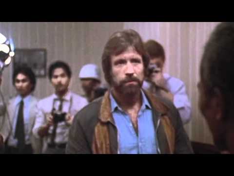 presidenttivaalit - In English: http://www.youtube.com/watch?v=BM-nFuawOgQ Vuonna 2012 Chuck Norris on joutunut työttömäksi, koska sodat ovat loppuneet maailmasta. Rauhanneuvott...