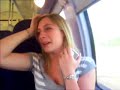 on est en route pour passer une bonne petite journ�e. mais comme � son habitude une mouette emb�te une boulette. r�sultat elle se cogne la t�te sur le rebord en haut du plafond du train. pas de son mais c'est quand m�me dr�le!