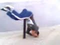 en la c/lagloria 2 chavales aciendo parkour en 2 palos uno pasa y otro hace la bandera jajaja