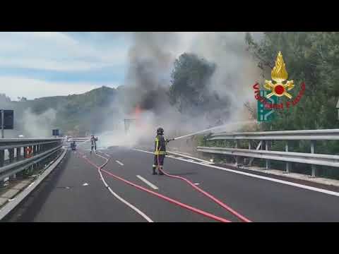 Camion in fiamme sulla A11 - intervento dei vigili del fuoco
