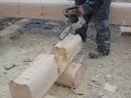 Вычищение бензопилой продольного паза в венце сруба