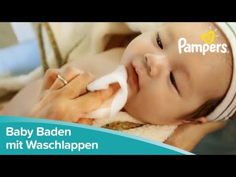 Baby Baden und Waschen mit dem Waschlappen | Pampers