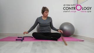 עיסוי החלק הפנימי של השוק עם מקל עיסוי לתיקון מנח שגוי של כף הרגל וסטייה של הקרסול פנימה